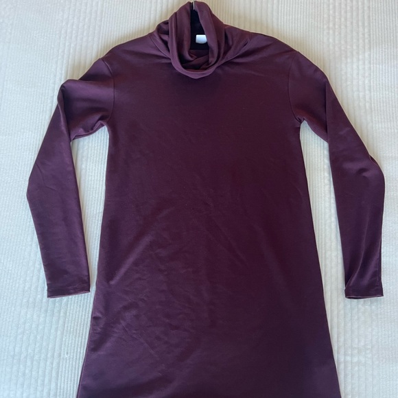 Simple maroon turtle neck dress - Picture 1 of 4
